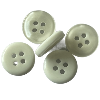 Plastikowe guziki koszulowe 16L z kredą z efektem perły Back Off White Color 4 Hole