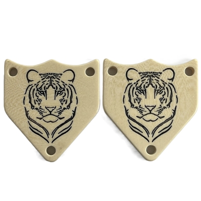 Nieregularny Pentagon 3 Otwory Fantazyjne Plastikowe Guziki Grawerowane Tygrys Logo In