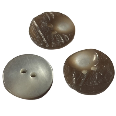 Pełne błyszczące guziki koszuli MOP z dwoma otworami w nieregularnym kształcie twarzy 18 mm