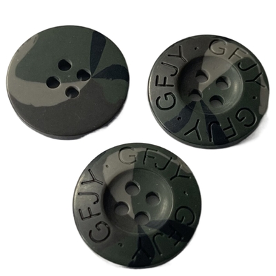 Grawerowane logo Plastikowe guziki do płaszcza 34L Kolor kamuflażu Użyj do płaszcza swetra