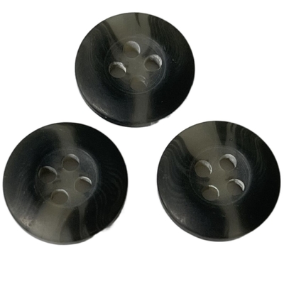 14mm Faux Horn Buttons Szary kolor na kurtce wierzchniej