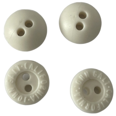 2 dziurki z białego gumowego guzika 11mm grawerowane logo do szycia odzieży
