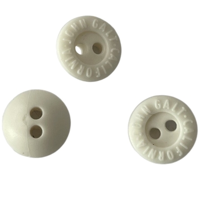 2 dziurki z białego gumowego guzika 11mm grawerowane logo do szycia odzieży